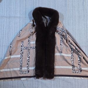 LA FIORENTINA Beige Brown Faux Fur Trim Cape Shawl Wrap Horsebit Chains Print OS